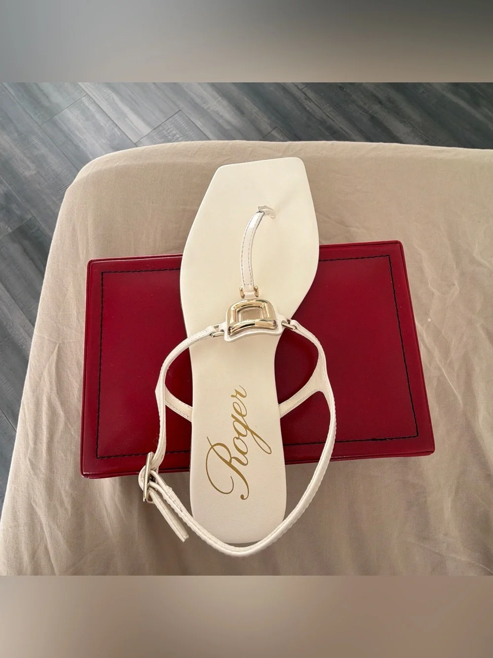 $945 Roger Vivier Viv' By The Sea leather sandals, Gold metal buckle. NEW (read)